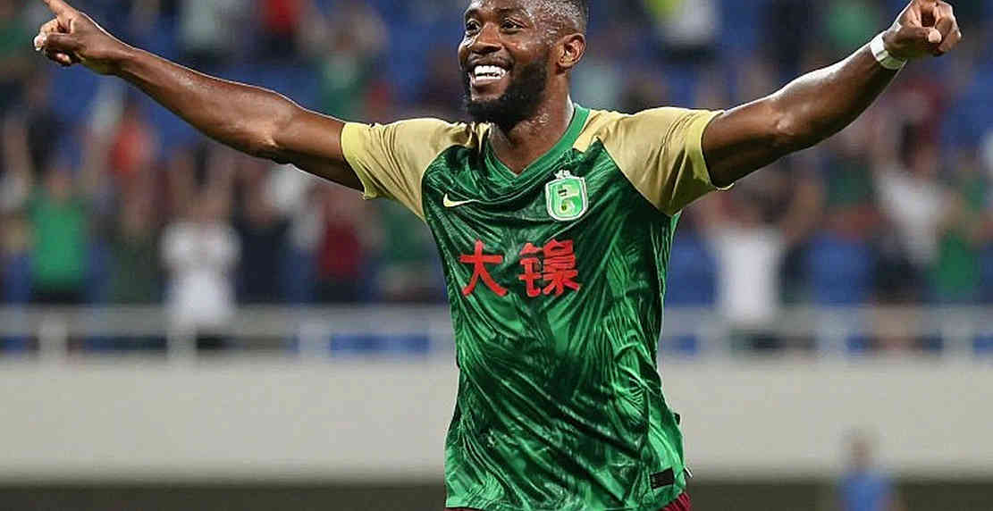 আউটসোর্স নাকি নিজস্ব কারখানা: ভিয়েতনামের পানীয় বাজারে মূলধন বণ্টনের এক লেজার-অডিট